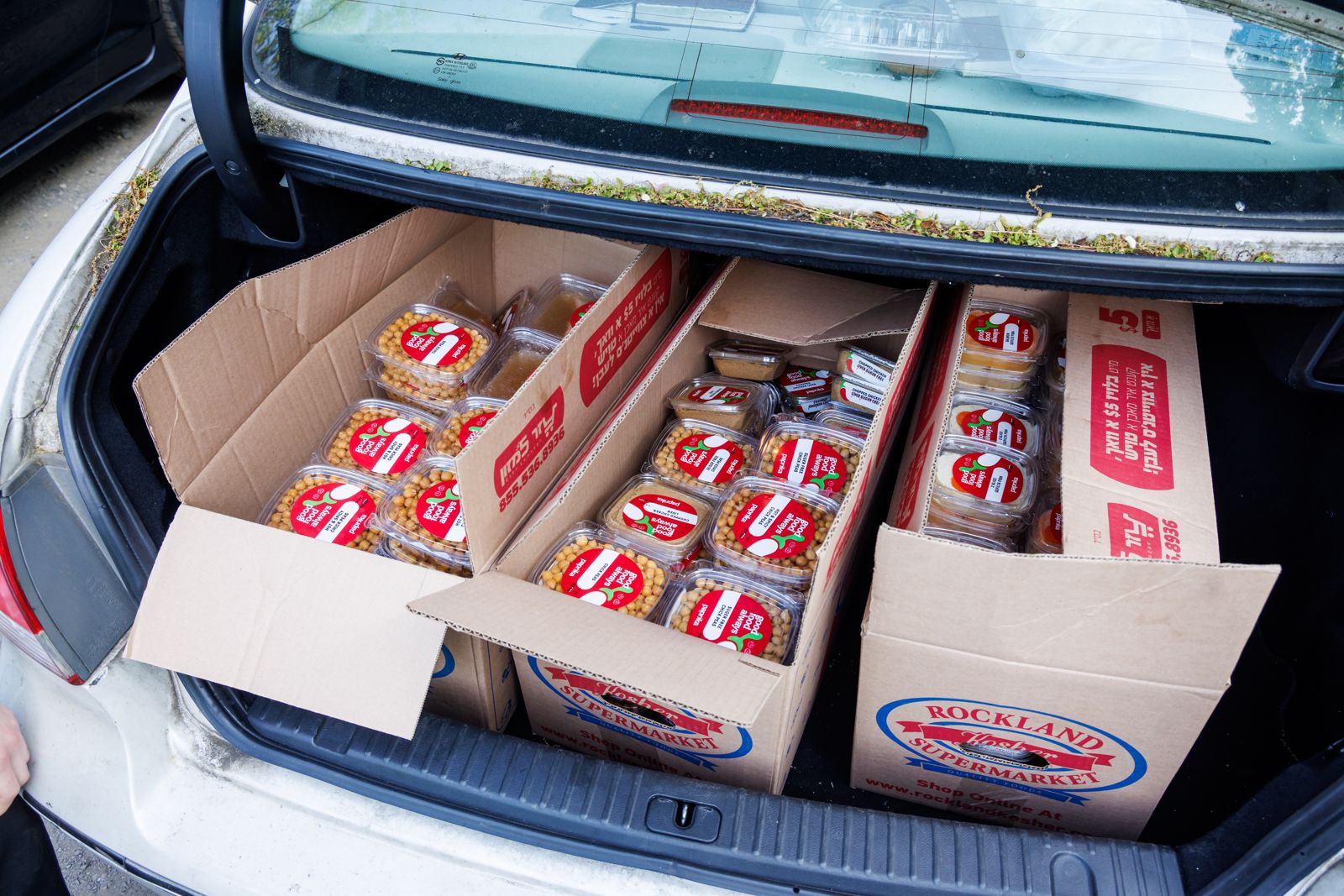 Boxes of rescued food arriving at Zeh L'Zeh